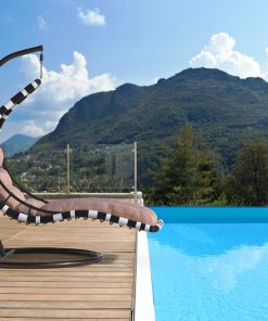 Hängeliege aus Polyrattan mit Gestell